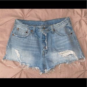 Womens Levi Shorts Size W28